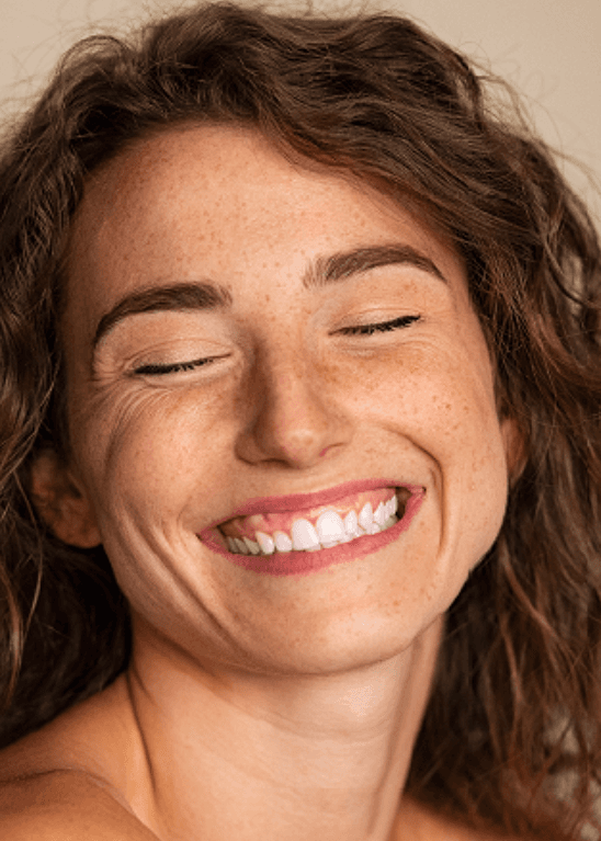 Mujer sonriente mostrando belleza natural